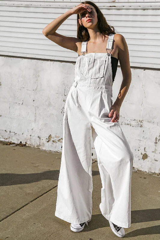 FIND A GETAWAY WOVEN JUMPSUIT Bold Women's Animal Print